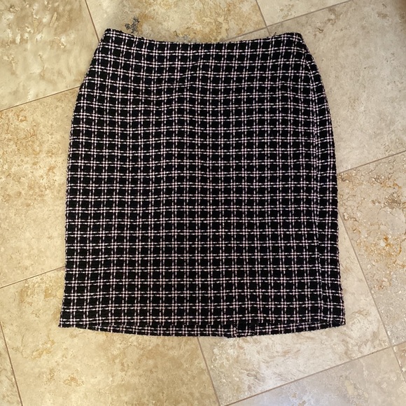 Grace Diane Lewis 2 pc. Suit. Black and Pink. Size 8 - Picture 6 of 8